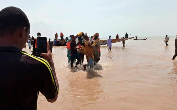 Εντοπίστηκαν 17 νεκροί στη Νιγηρία μετά την ανατροπή πλοίου στον ποταμό Μπένουε