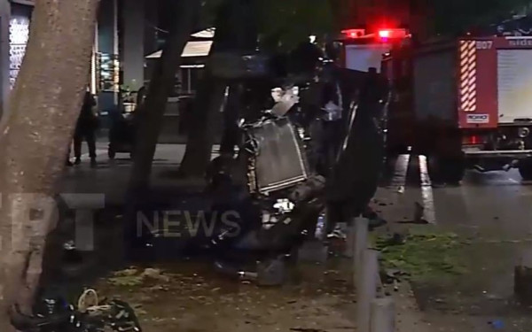 Σφοδρή σύγκρουση ΙΧ στο κέντρο της Αθήνας - Σώος απεγκλωβίστηκε ο οδηγός (βίντεο)