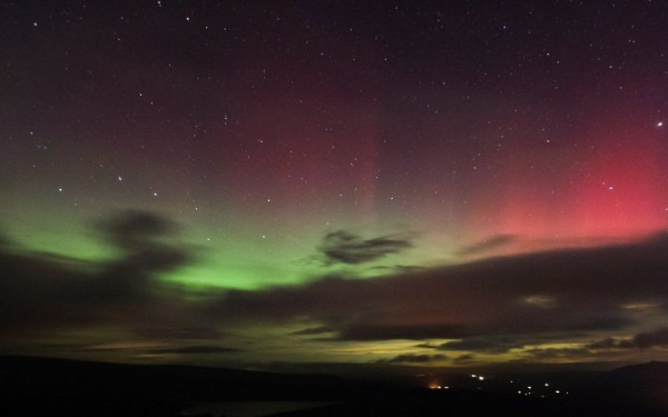 Πολύ σπάνιο φαινόμενο: Γιατί το Βόρειο Σέλας έγινε ορατό στη βόρεια Ελλάδα - Εντυπωσιακές εικόνες
