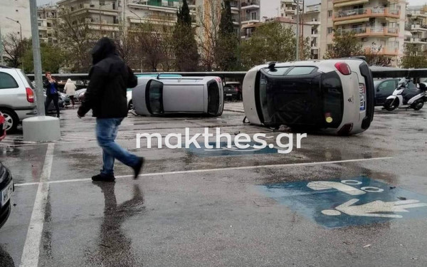 Απίστευτη εικόνα στην Ξάνθη: Ο αέρας ανέτρεψε αυτοκίνητα σε χώρο στάθμευσης - Δείτε φωτογραφίες και βίντεο