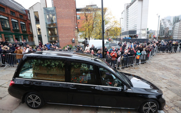 Το τελευταίο χειροκρότημα στον Σερ Μπόμπι Τσάρλτον (βίντεο, φωτ.)