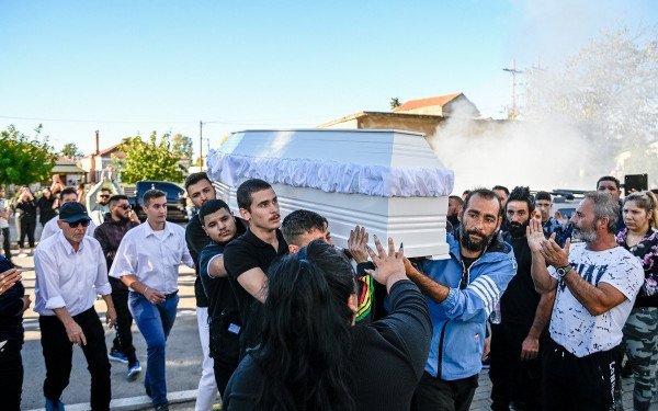 Βοιωτία: Λιποθυμίες και βαθιά οδύνη στην κηδεία του 17χρονου Χρήστου (βίντεο, φωτ.)