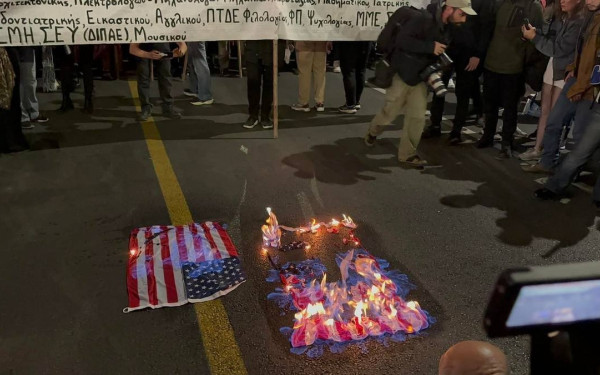 Θεσσαλονίκη: Έκαψαν σημαία των ΗΠΑ μπροστά από το Αμερικανικό Προξενείο (βίντεο & φωτ.)