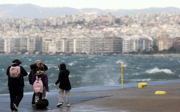 Καιρός: Ψυχρή εισβολή με πτώση θερμοκρασίας και θυελλώδεις ανέμους