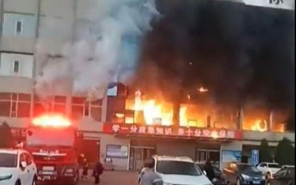 Κίνα: 25 νεκροί και δεκάδες τραυματίες εξαιτίας πυρκαγιάς σε πολυώροφο ακίνητο (βίντεο)