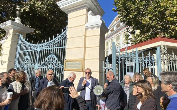 Παράσταση διαμαρτυρίας στο ΥΜΑΘ για το κλείσιμο των ΕΛΤΑ στα Βασιλικά
