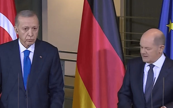 Έφτασε στη Γερμανία ο Ερντογάν: Έγινε δεκτός από τον Όλαφ Σολτς