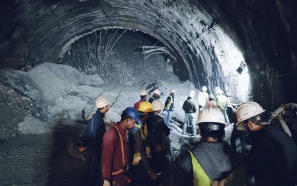 Κατάρρευση σήραγγας στην Ινδία: Βαριά μηχανήματα συμμετέχουν στις προσπάθειες απεγκλωβισμού των περίπου 40 εργατών 