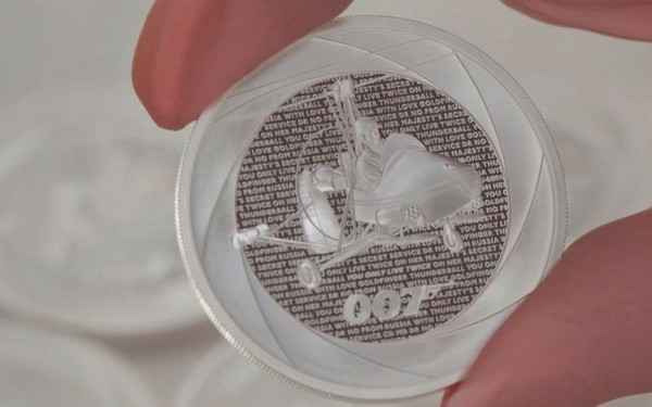 Με συλλεκτικό νόμισμα γιορτάζει η Βρετανία τα 60 χρόνια του Τζέιμς Μποντ (βίντεο)