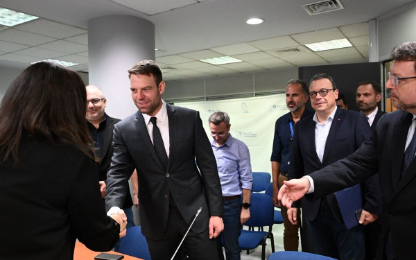 Επίσκεψη Κασσελάκη στην Επιτροπή Ανταγωνισμού: «Αιτία της ακρίβειας οι κυβερνητικές πολιτικές»