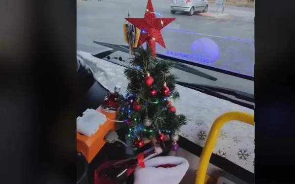 Θεσσαλονίκη: Τα Χριστούγεννα ήρθαν στο λεωφορείο 57 - Δείτε το να κυκλοφορεί στολισμένο (βίντεο)