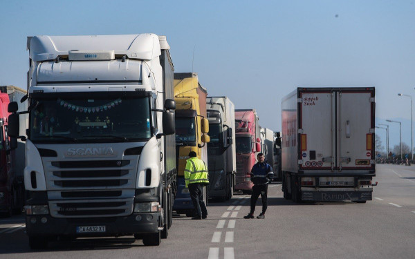 Αλεξανδρούπολη: Από το τελωνείο των Κήπων έως τον κόμβο Αρδανίου τα σταθμευμένα φορτηγά, λόγω των αγροτικών κινητοποιήσεων