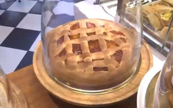 Θεσσαλονίκη: Ο διαρρήκτης ήταν... γλυκατζής - Άδειασε το ταμείο και πήρε και μια πάστα φλώρα για το δρόμο (βίντεο)