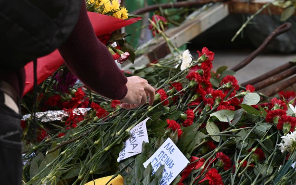 Πολυτεχνείο: Πλήθος κόσμου τιμά την 50η επέτειο της εξέγερσης (φωτ.)