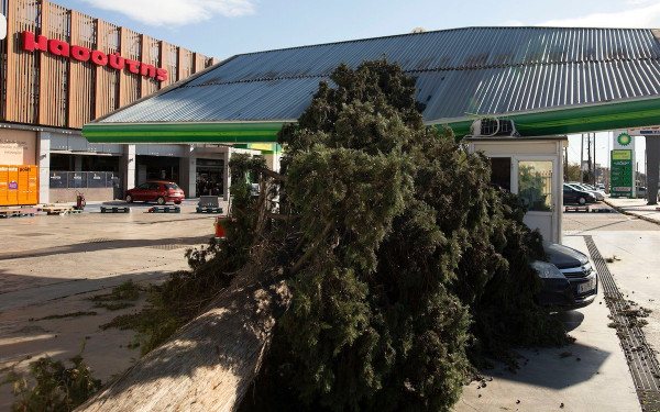 Θεσσαλονίκη: Ανεμοδαρμένη πόλη - Στα 106 χλμ./ώρα οι ριπές του ανέμου