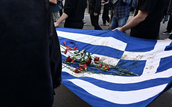 Πολυτεχνείο: Έφτασε στην αμερικάνικη πρεσβεία πορεία με την αιματοβαμμένη ελληνική σημαία του '73 (φωτ.)