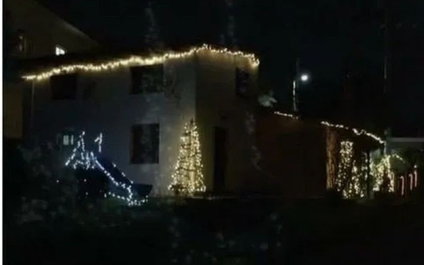  Αλιβέρι Εύβοιας: Η κ. Σπυριδούλα στόλισε το σπίτι με 6.000 λαμπάκια - «Θα στολίζω όσο αντέχω» (βίντεο)