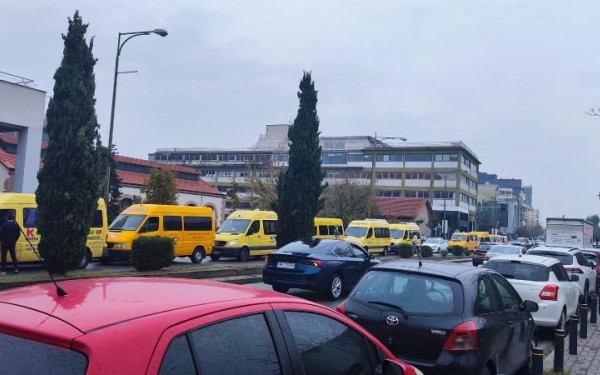 Θεσσαλονίκη: Έλεγχοι της Τροχαίας σε σχολικά λεωφορεία, με το πρώτο κουδούνι