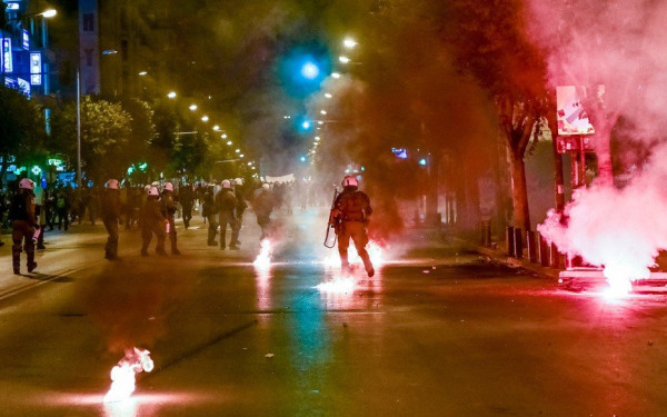 50ή επέτειος Πολυτεχνείου: Χιλιάδες πολίτες στους δρόμους - Επεισόδια και συλλήψεις σε Θεσσαλονίκη, Αθήνα και Πάτρα