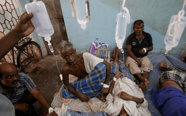 Ινδία: Σε 47 αυξήθηκε ο αριθμός των νεκρών από το πιο πρόσφατο περιστατικό κατανάλωσης νοθευμένου αλκοόλ