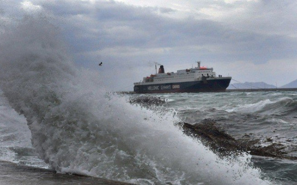 Λιμάνια: Δεμένα παραμένουν τα πλοία σε Πειραιά, Ραφήνα και Λαύριο, λόγω των ισχυρών ανέμων