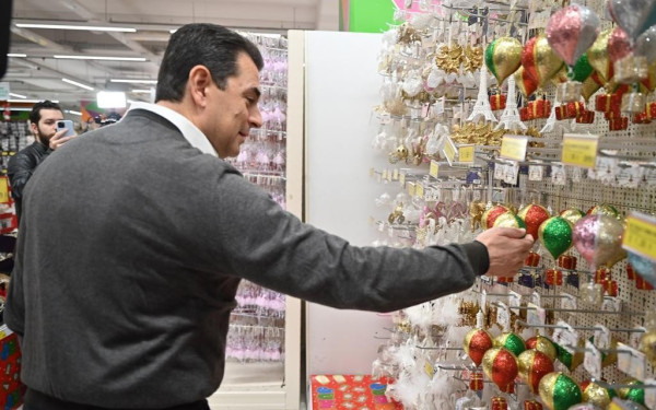 Σκρέκας: «Οι τιμές των χριστουγεννιάτικων ειδών μειώνονται»