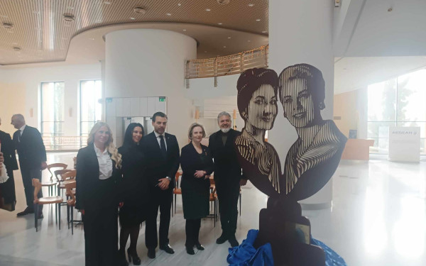 Θεσσαλονίκη: Ένα άγαλμα προς τιμήν της φιλίας της Μαρίας Κάλλας και της Γκρέις Κέλι στο Μέγαρο Μουσικής (βίντεο, φωτ.)