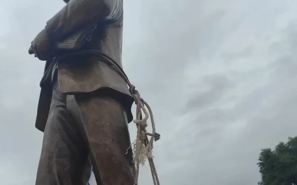 Θεσσαλονίκη: Προσπάθησαν να ρίξουν με σχοινί το άγαλμα του ​​​​Νίκου Καπετανίδη