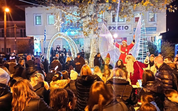 Ωραιόκαστρο: Φωταγωγήθηκε το χριστουγεννιάτικο δέντρο στον Πεντάλοφο - Δείτε φωτογραφίες