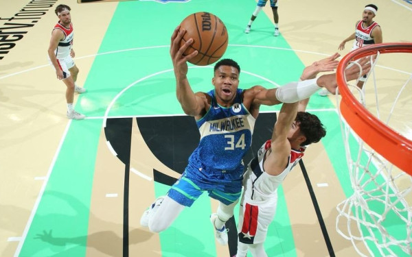 ΝΒΑ: «Έβρεξε» 30άρες στο Μιλγουόκι (βίντεο)