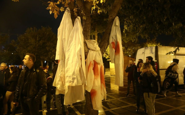 Θεσσαλονίκη: Με ματωμένες ποδιές και συνθήματα για ενίσχυση του ΕΣΥ διαδήλωσαν γιατροί και νοσηλευτές (φωτ.)