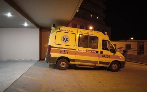 Θεσσαλονίκη: Πατέρας με βρέφος σε κίνδυνο «κόλλησε» στον περιφερειακό - Τους έσωσε η αστυνομία Θεσσαλονίκη: Πατέρας με βρέφος σε κίνδυνο «κόλλησε» στον περιφερειακό - Τους έσωσε η αστυνομία