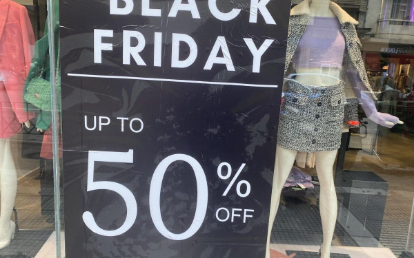 Θεσσαλονίκη: Black Friday εναντίον ακρίβειας - «Μαγνήτης» οι εκπτώσεις, ζεσταίνεται η κίνηση (φωτ.)