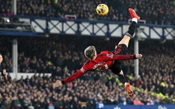 Αγγλία: Ο Γκαρνάτσο πέτυχε ένα μυθικό γκολ που θύμισε Ρούνεϊ με τη Μάντσεστερ Γιουνάιτεντ (βίντεο)