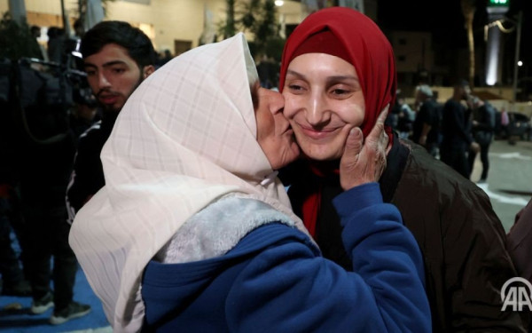 Ισραήλ-Γάζα: 9χρονη όμηρος τρέχει στην αγκαλιά του μπαμπά της - Συνεχίστηκαν οι ανταλλαγές κρατουμένων (βίντεο & φωτ.)