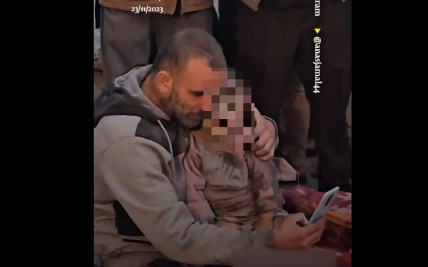 Εικόνες παράνοιας στη Γάζα μετά από βομβαρδισμό σχολείου του ΟΗΕ: Πατέρας βγάζει selfie με το νεκρό παιδί του (βίντεο)