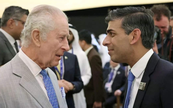 Γραβάτα με την ελληνική σημαία φόρεσε ο Κάρολος Γ' στο τετ α τετ με τον Σούνακ (βίντεο, φωτ.)