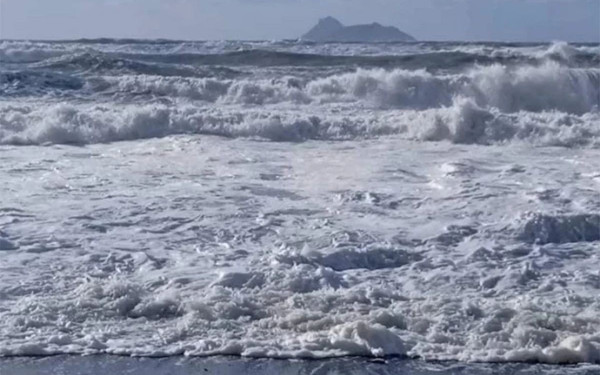 Γέμισε αφρούς παραλία στη Νότια Κρήτη: Το εντυπωσιακό φαινόμενο «Cappuccino coast» (φωτ.)