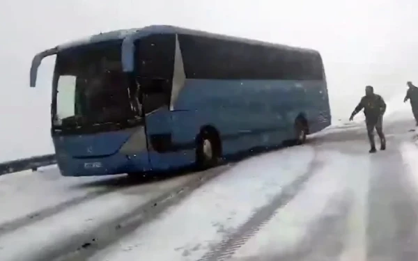 Πέλλα: Λεωφορείο με 40 επιβάτες κόλλησε στα χιόνια