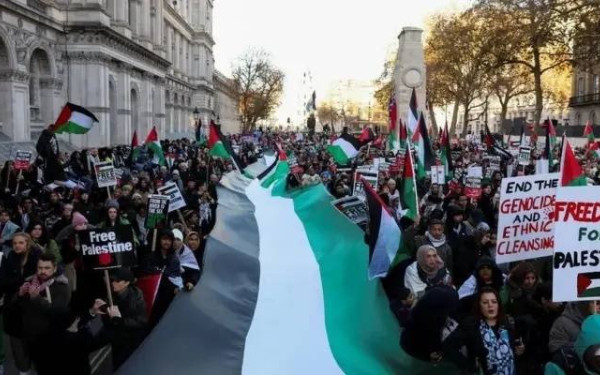 Μαζικό «παρών» στη μεγάλη πορεία κατά του αντισημιτισμού στο Λονδίνο