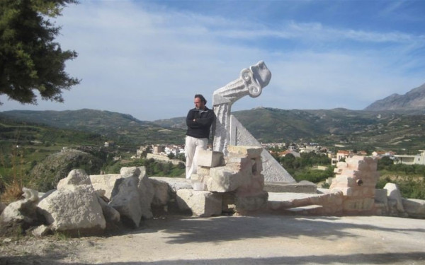 Ο Κρητικός καλλιτέχνης που φτιάχνει γλυπτά διαμαρτυρίας για τα μάρμαρα του Παρθενώνα (φωτ.)