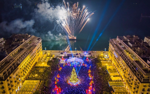 Η Θεσσαλονίκη φορά τα γιορτινά της 