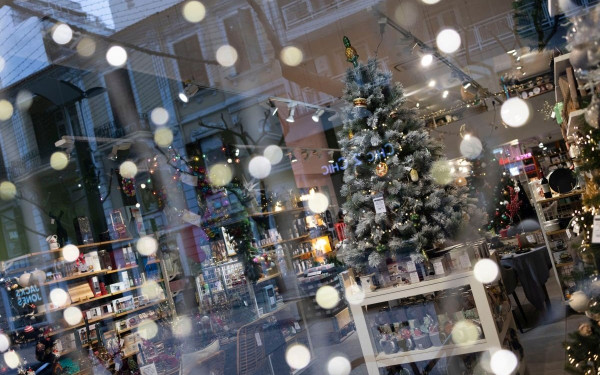 Εορταστικό ωράριο: Πώς θα λειτουργήσουν τα καταστήματα σήμερα και αύριο