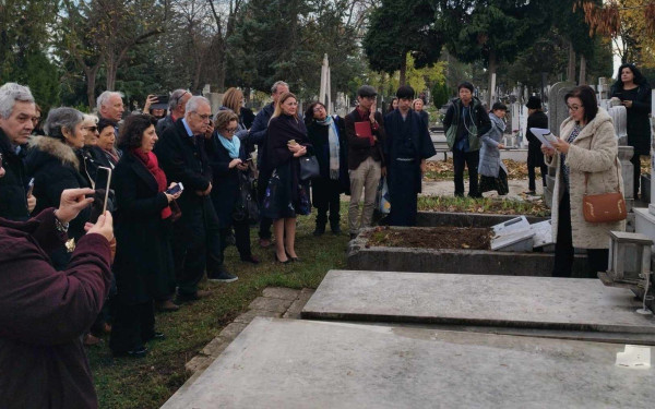 Σκόπια: Στον τάφο του «Αλέξη Ζορμπά» φίλοι του Νίκου Καζαντζάκη μαζί με τη δισέγγονή του