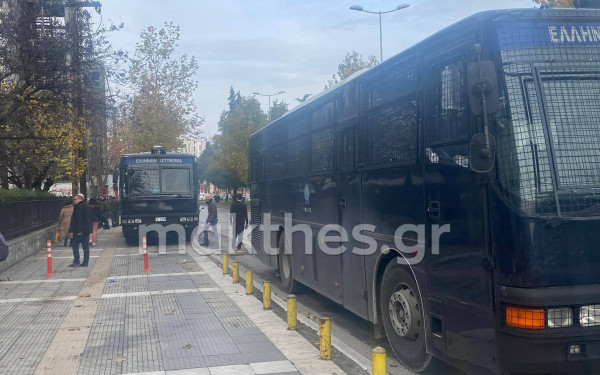 Δείτε φωτογραφίες: Επίθεση με μολότοφ σε διμοιρία των ΜΑΤ στο ΑΠΘ