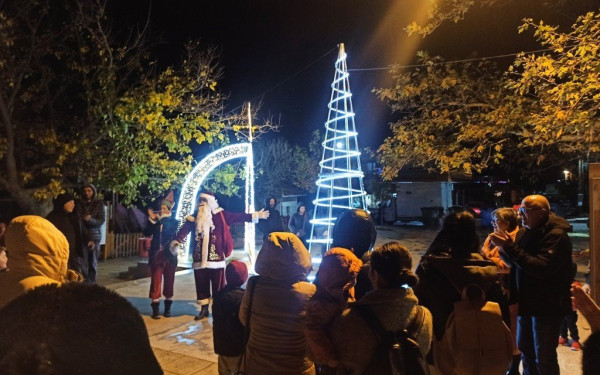  Δ. Ωραιοκάστρου: Φωταγωγήθηκαν τα χριστουγεννιάτικα δέντρα σε Λητή, Πετρωτό, Μονόλοφο, Νεοχωρούδα και Νέα Φιλαδέλφεια (φωτ.)