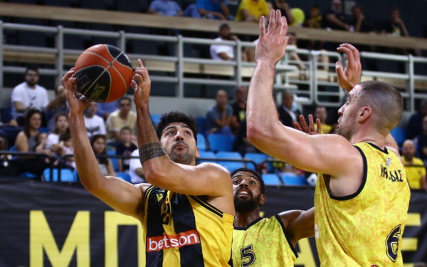 Μπάσκετ: Στα κυανόλευκα ντύθηκαν Κώττας και Παπαρέγκας