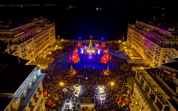Χαμός στην πλατεία Αριστοτέλους για το άναμμα του χριστουγεννιάτικου δέντρου και τον Πλούταρχο (βίντεο & φωτ.)