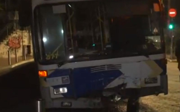 Σοβαρό τροχαίο στον Πειραιά: Μετωπική ΙΧ με λεωφορείο - Απεγκλωβίστηκε γυναίκα χωρίς τις αισθήσεις της (βίντεο)