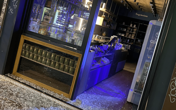 Θεσσαλονίκη: Καρέ καρέ η διάρρηξη σε κατάστημα - Έσπασαν τζαμαρία με τα πόδια τους (βίντεο, φωτ.)